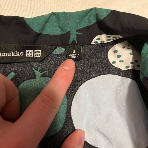 Uniqlo x marimekko Fruit patterned button down cropped shirt - Picture 4 of 5